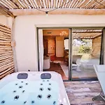 Le Hameau Des Pesquiers & Spa, Curio Collection By Hilton