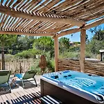 Le Hameau Des Pesquiers & Spa, Curio Collection By Hilton Отель Йер