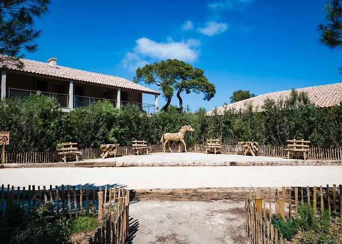 Le Hameau Des Pesquiers & Spa, Curio Collection By Hilton Готель