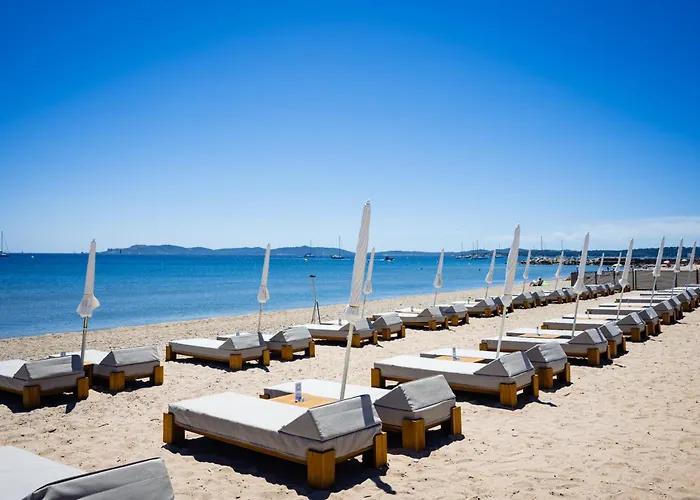 Le Hameau Des Pesquiers & Spa, Curio Collection By Hilton Готель Єр