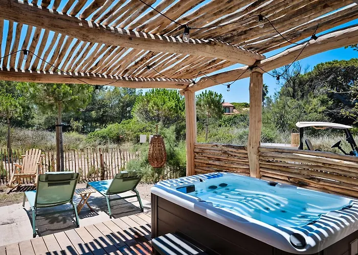 Le Hameau Des Pesquiers & Spa, Curio Collection By Hilton Готель Єр