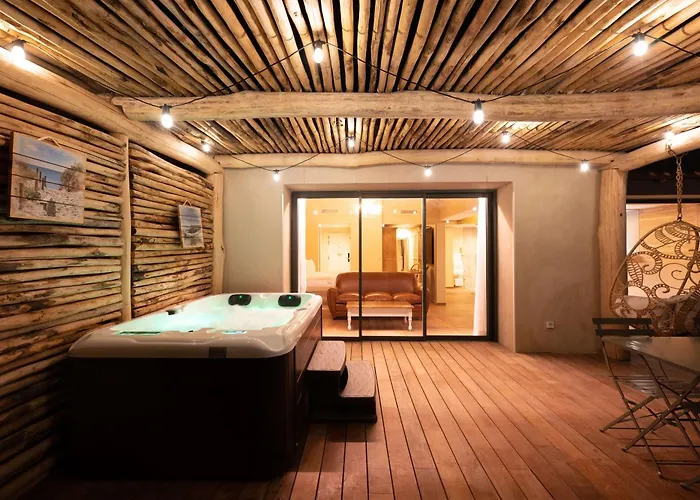 Le Hameau Des Pesquiers & Spa, Curio Collection By Hilton Готель Єр