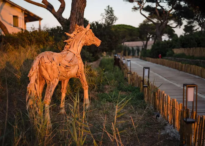 Le Hameau Des Pesquiers & Spa, Curio Collection By Hilton Готель Єр