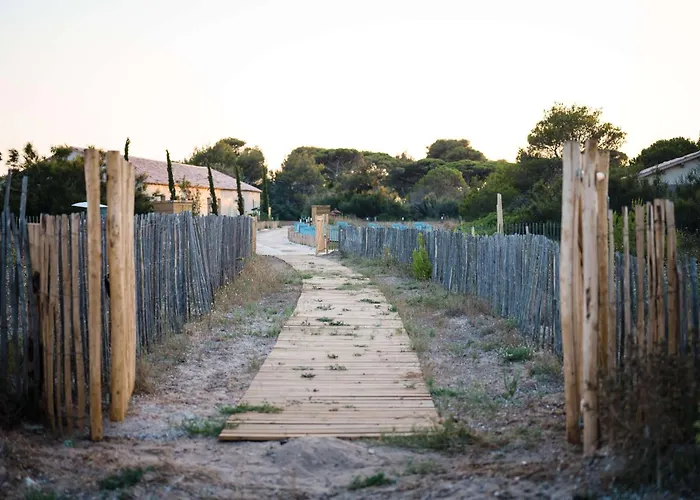 Готель Le Hameau Des Pesquiers & Spa, Curio Collection By Hilton