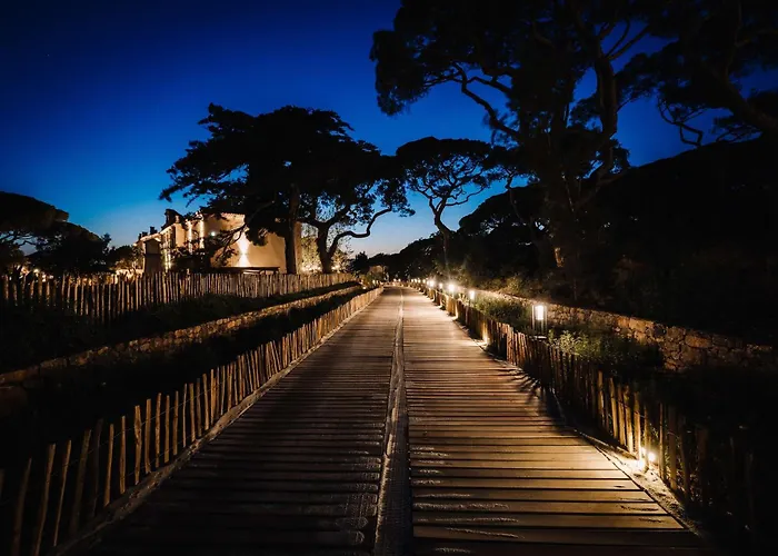 Готель Le Hameau Des Pesquiers & Spa, Curio Collection By Hilton Єр