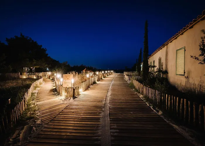 Готель Le Hameau Des Pesquiers & Spa, Curio Collection By Hilton Єр