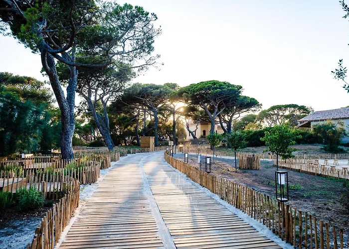 Готель Le Hameau Des Pesquiers & Spa, Curio Collection By Hilton