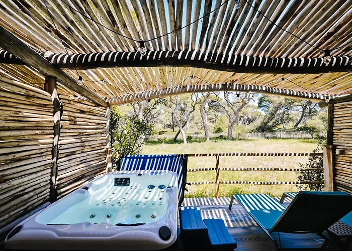 Le Hameau Des Pesquiers & Spa, Curio Collection By Hilton Готель