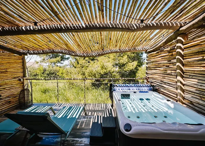 Le Hameau Des Pesquiers & Spa, Curio Collection By Hilton Готель 5*