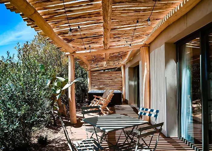 Le Hameau Des Pesquiers & Spa, Curio Collection By Hilton Готель Єр