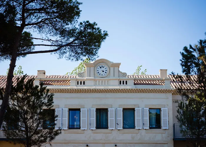 Готель Le Hameau Des Pesquiers & Spa, Curio Collection By Hilton Єр