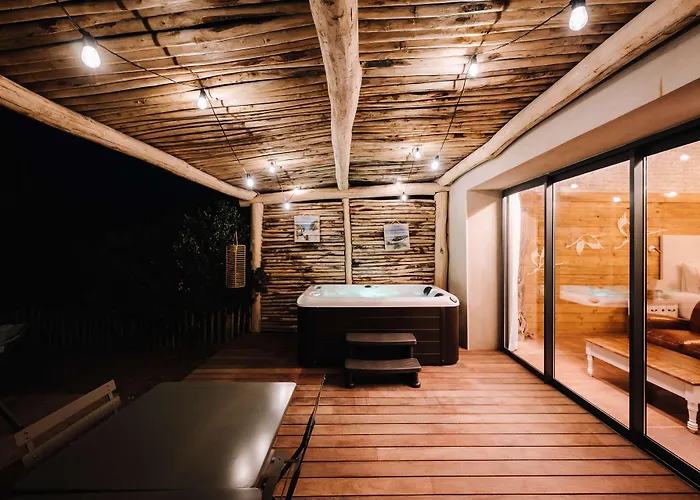 Le Hameau Des Pesquiers & Spa, Curio Collection By Hilton Готель