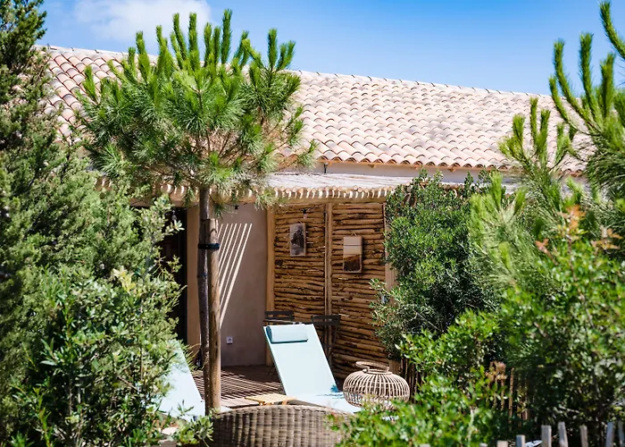 Готель Le Hameau Des Pesquiers & Spa, Curio Collection By Hilton Єр