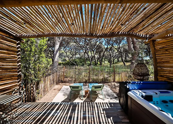 Готель Le Hameau Des Pesquiers & Spa, Curio Collection By Hilton Єр