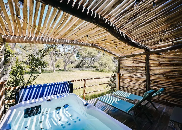 Готель Le Hameau Des Pesquiers & Spa, Curio Collection By Hilton